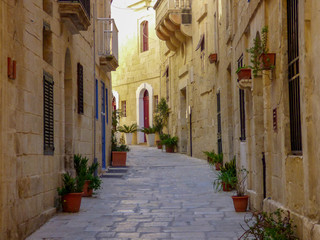 Fototapeta na wymiar Narrow ally in the Maltese city of Mdina