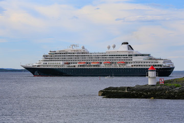 Cruiseship Ms Prinsendam departure from Brønnøysund port