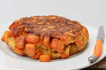 Comida vegetariana, tortilla de zanahoria hecha en casa.