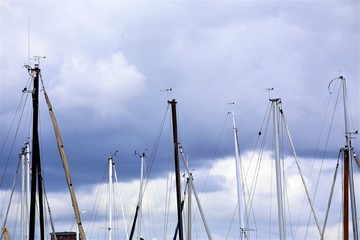 masts and rigging of yacht