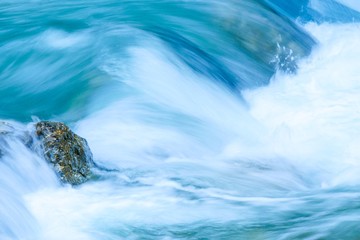 Felsen in türkisblauem Wasser