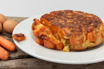 Comida vegetariana, tortilla de zanahoria hecha en casa.