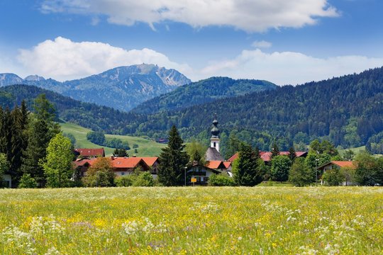 Townscape, Hochfelln mountain behind, Chiemgau Alps, Inzell, Chiemgau, Upper Bavaria, Bavaria, Germany, Europe