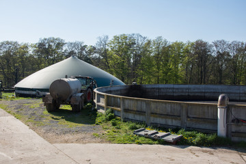 Biogasanlage - Gülle - Bauernhof - Traktor