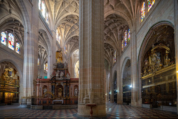Vista de Segovia con catedral g&oacute;tica, casas antiguas t&iacute;picas, muralla de la ciudad. Noches, pin&aacute;culos y torre. Segovia, Espa&ntilde;a	