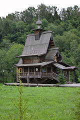 Fototapeta na wymiar wooden Church in Central Russia