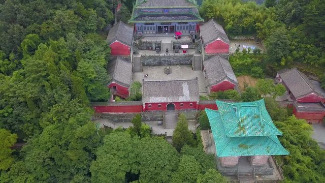Nanyan Place was the scenario of many kung fu films. There are sifu (masters) teaching kung fu techniques on courtyards.