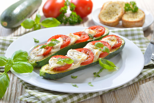 Überbackene Zucchini Caprese gefüllt mit Tomate, Mozzarella, Basilikum – Stuffed and baked zucchini with tomato, mozzarella cheese and basil