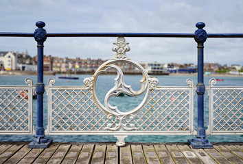 Kunstvolles Geländer einer Seebrücke
