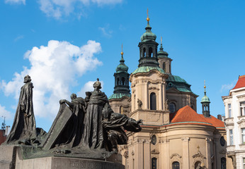 Obraz premium Bronze monument in front of church in Prague