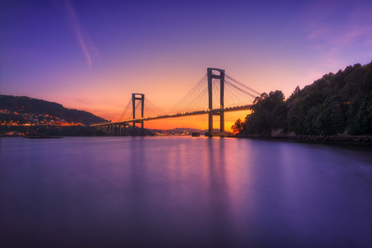Atardecer en la r&iacute;a de Vigo con el puente de Rande de fondo, Galicia, Espa&ntilde;a