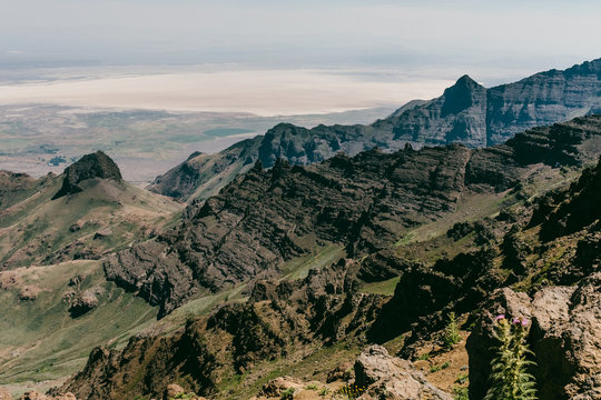eastern oregon mountain range overlooking the desert