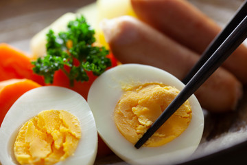 茹でた野菜と卵とウィンナー
