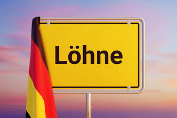 Löhne. Gelbes Schild/Ortsschild. Flagge von Deutschland hängt darüber. Himmel mit Sonnenuntergang oder Sonnenaufgang