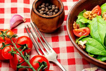 Green salad with spinach and sorrel