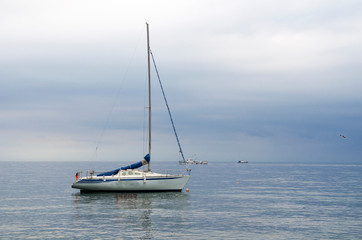 Fototapeta premium Small boat sailing on the lake