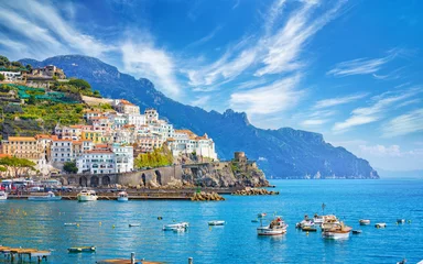 Foto op Aluminium Mooie Amalfi op heuvels die naar de kust leiden, comfortabele stranden en azuurblauwe zee aan de kust van Amalfi in Campania, Italië © IgorZh