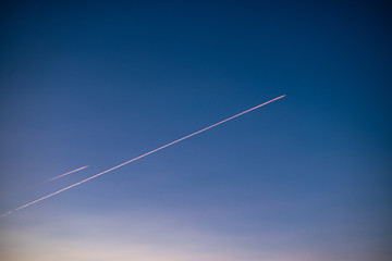Zwei Flugzeuge im Steilflug
