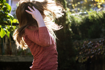 Frau springt in Natur