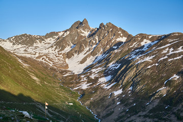 Blick von Muottas Muragl zum Piz Muragl, im Vordergrund das Val Muragl mit dem Fluss Ova da Muragl, Licht und Schatten