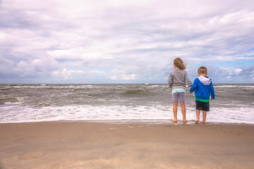 Fototapeta na wymiar Children on the sea shore