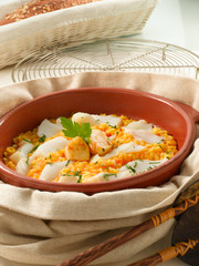 arroz con calamar, sobre cazuela de barro. Rice with squid, on a clay casserole dish