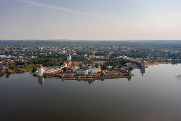 Obraz premium Scenic aerial view of old Cyril-Belozersky Monastery in Kirillov. Beautiful sunny summer look of ancient male orthodox monastery with reflection in lake in Vologodskaya oblast in Russian Federation
