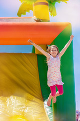 belle enfant sautant dans les jeux gonflables