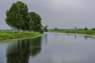Fototapeta na wymiar View of the lake in cloudy and rainy weather. Landscape