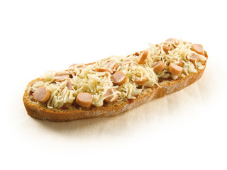 Tosta de salchichas y queso