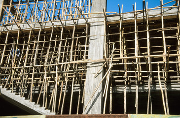 Baugerüst, Äthiopien - Das wenig vertrauens erweckend wirkende Gerüst aus Holz und Bambus ist in...