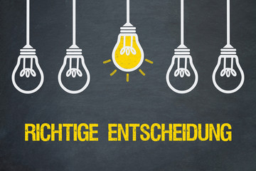 Richtige Entscheidung / Tafel mit Glühbirnen