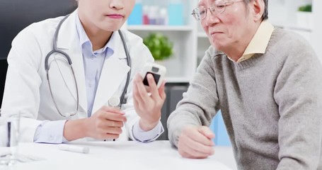 Doctor explain blood sugar test