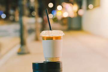 빛망울이 떠 있는 거리의 커피 음료 
