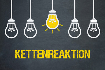 Kettenreaktion / Tafel mit Glühbirnen