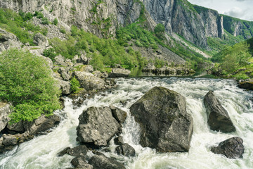Wilder Bach am norwegischen Fjord © ThomBal
