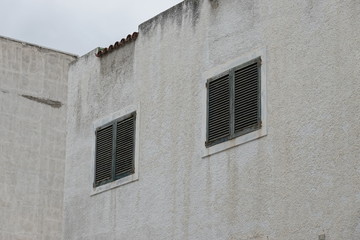 Fototapeta na wymiar Geschlossene Fensterläden vor Fenstern