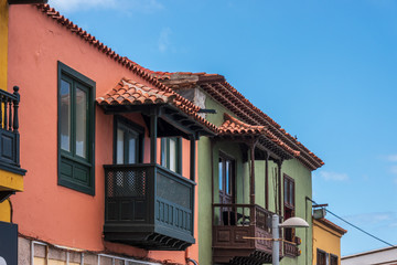 Fototapeta na wymiar Fenster mit Balkon eines mediterranen Hauses
