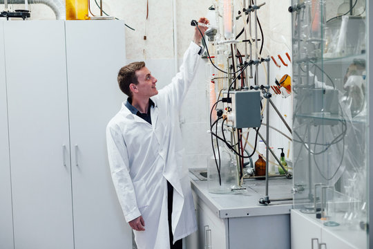 scientist conducts chemical experiments in the laboratory