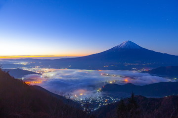 夜明けの富士山と雲海、山梨県富士河口湖町新道峠にて