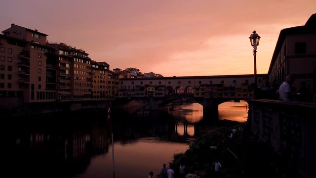 Time lapse ponte vecchio a Firenze. Silhouette degli edifici e del fiume Arno durante il tramonto.