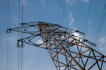 Strommast gegen den Himmel fotografiert