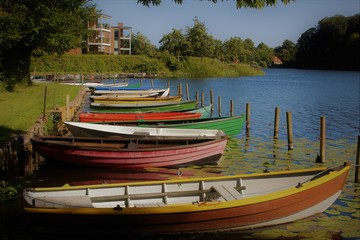 Fototapeta na wymiar colorful boats on the lake