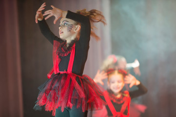Een klein meisje voert een dansnummer uit. Klein meisje danst