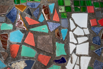 Künstlerisches Mosaik aus verschiedenfarbigen und unterschiedlich großen Mosaiksteinchen und Kacheln ergeben ein maritimes Kunstwerk aus Keramik