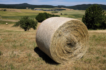 Strohballen und abgeerntete Felder in der Eifel und die Ortschaft Döttingen und die Hohe Acht -...