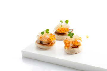 Aperitivo de huevas de salmón, celebraciones . Salmon roe appetizer, celebrations.