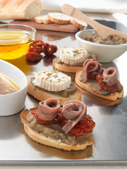  Aperitivos, tapas de anchoas y quesos. Appetizers, tapas of anchovies and cheeses.