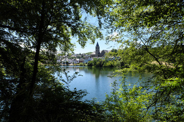 Das Ulmener Maar in der Vulkaneifel mit Ortsansicht von Ulmen - Stockfoto