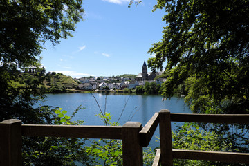 Das Ulmener Maar in der Vulkaneifel mit Ortsansicht von Ulmen - Stockfoto